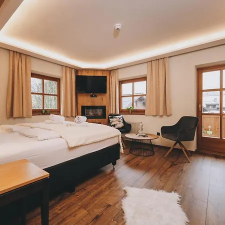 Mitteregger - Place In Town Kaprun